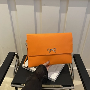 Lebendige orangefarbene Umschlag-Clutch mit silberner Schleifenschnalle und Handschlaufe