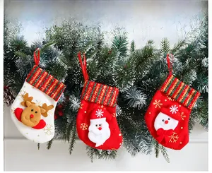Detailansicht kleiner Weihnachtssocken mit Goldfolien-Schneeflocken und Aufhängung