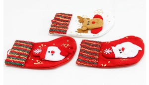 Detailansicht kleiner Weihnachtsstrümpfe mit Weihnachtsmann-, Rentier- und Schneemann-Motiv