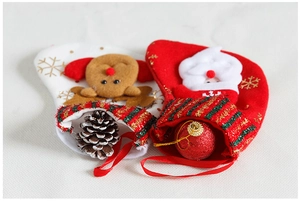 Detail der Weihnachtsstrümpfe mit Weihnachtsmann- und Rentier-Applikationen und Goldflocken