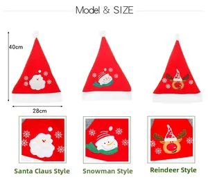 Details von roten Weihnachtsmützen aus Samt mit Stickereien von Weihnachtsmann und Schneemann