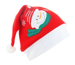 Detail der roten Weihnachtsmütze aus Samt mit Schneemann-Stickerei und weißem Bommel