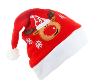 Detail einer roten Plüsch-Weihnachtsmütze mit Rentier-Stickerei und weißen Schneeflocken