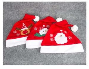 Detailansicht der Weihnachtsmützen mit Stickereien von Rentier, Schneemann und Weihnachtsmann