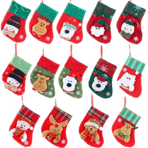 Sacchetti regalo calze di Natale assortiti con decorazioni appese in peluche e renne