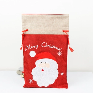 Kerstcadeauzakje van jute met kerstman borduursel en Merry Christmas trekkoordsluiting