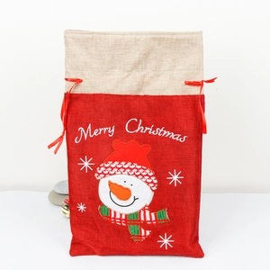 Linnen kerstcadeauzakje met sneeuwpopborduurwerk en Merry Christmas-tekst erop