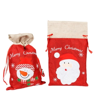 Kerstcadeauzakjes van jute met kerstman borduursel en rood trekkoord sluiting