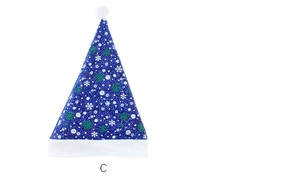 Dettaglio del cappello di Natale blu con paillettes, fiocchi di neve e bordo in peluche