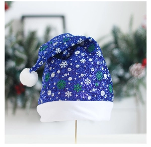 Dettaglio del cappello di Babbo Natale blu glitter con fiocchi di neve e pelliccia