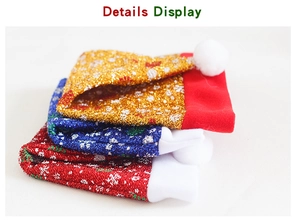 Dettaglio macro dei cappelli di Natale con fiocchi di neve glitterati e bordo morbido