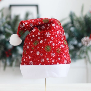 Cappello di Natale rosso scintillante con motivi a fiocchi di neve e bordo in pelliccia