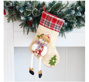 Détail de chaussette de Noël en lin avec bonhomme de neige 3D suspendue à la cheminée