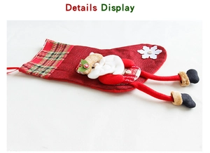Détail d'une chaussette de Noël en toile rouge avec Père Noël 3D et longues jambes