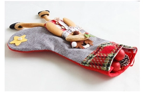 Détail de chaussette de Noël en lin avec poupée élan 3D et bordure à carreaux festive