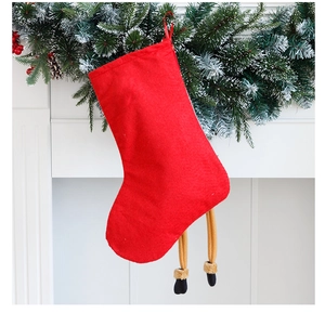 Chaussette de Noël rouge suspendue avec longues jambes décoratives et bottes sur couronne