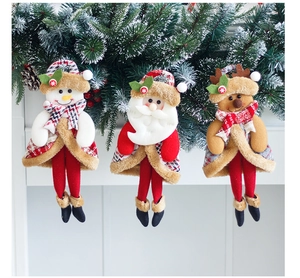 Λεπτομερής προβολή από χριστουγεννιάτικα λούτρινα στολίδια με Άγιο Βασίλη και χιονάνθρωπο