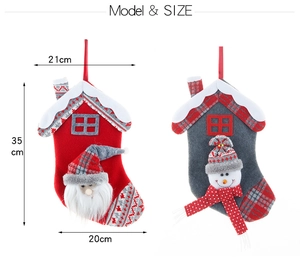 Detailoverzicht van kerstsokken in de vorm van een huis met kerstman en sneeuwpop motief