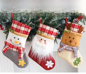 Détails de grandes chaussettes de Noël en toile avec motifs 3D Père Noël, Bonhomme et Renne