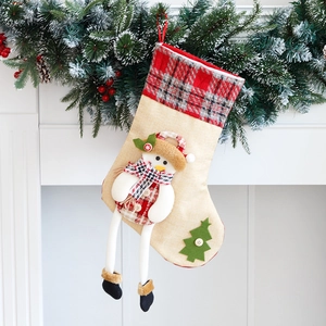 Chaussette de Noël en lin avec bonhomme de neige 3D et revers à carreaux sur cheminée