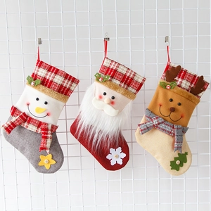 Chaussettes de Noël en lin avec Père Noël, bonhomme de neige et renne sur grille