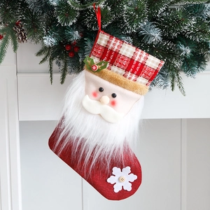 Chaussette de Noël en lin avec Père Noël 3D, suspendue à la cheminée avec des branches