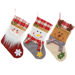Lot de trois chaussettes de Noël en lin avec motifs Père Noël, bonhomme de neige et renne