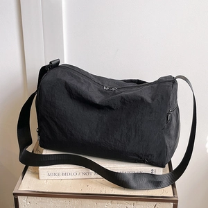 Grand sac fourre-tout noir en nylon avec bandoulière et poche latérale zippée