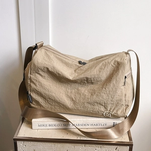 Sac fourre-tout chic en nylon kaki à grande capacité avec bandoulière réglable