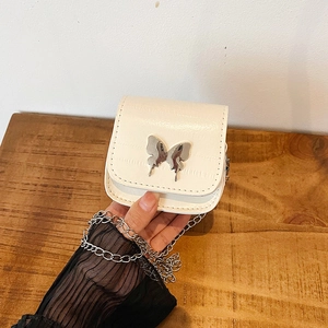 Mini bolso montura blanco crema con textura de anguila, hebilla de lazo plateada y cadena