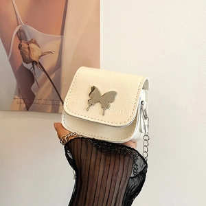 Mini bolso de silla crema con hebilla de mariposa plateada y correa de cadena
