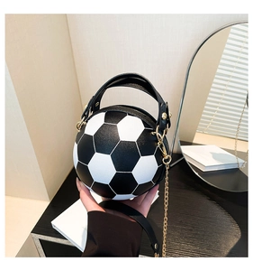 Detailansicht einer Fußball-Handtasche mit klassischen schwarz-weißen Hexagon-Mustern