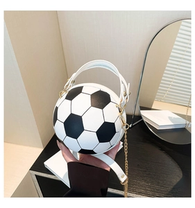 Detail einer Handtasche in Fußballform aus PU-Leder mit goldener Metallkette