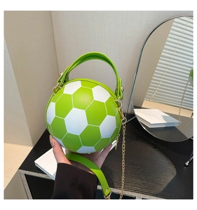 Detail der grünen Fußballhandtasche mit Goldkette und hochwertiger PU-Ledertextur