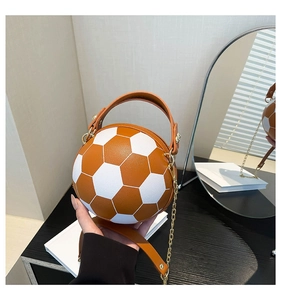 Detail der kreativen orange-weißen Handtasche in Fußballform mit goldener Kette