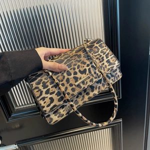 Sac Sous le Bras à Imprimé Léopard pour Femmes Sac Baguette en Cuir PU avec Barre en Métal Doré pour le Quotidien