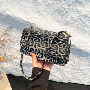 Petit sac rectangulaire léopard à la mode avec barre dorée et fine bandoulière élégante