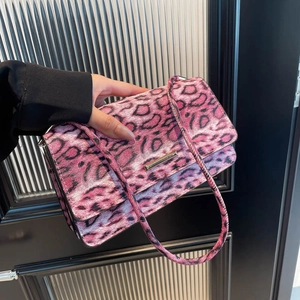 Sac baguette léopard rose avec garniture métallique et fine bandoulière pour femme