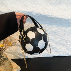 Kreative Handtasche in Fußballform aus schwarz-weißem Leder mit goldener Kette