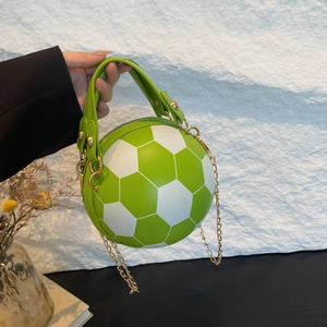 Kreative Handtasche in Fußballform in Grün und Weiß mit goldener Kettenriemen