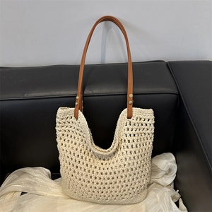 Sac fourre-tout chic en coton crocheté crème avec des anses en cuir marron