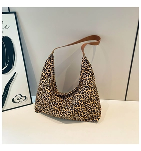 Dettaglio della borsa tote in tela con stampa leopardata e tracolla in pelle sintetica