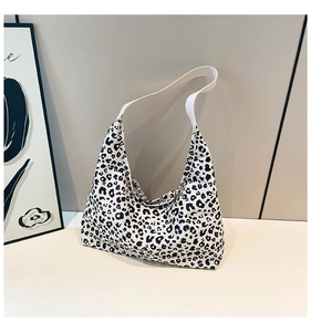 Dettaglio della borsa tote in tela leopardata con spalline larghe e apertura spaziosa