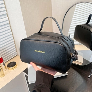 Trousse de toilette noire en cuir litchi avec grande capacité et logo doré pour voyage