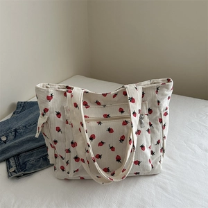 Borsa tote in velluto a coste bianco con stampa fragola e tasca esterna con cerniera