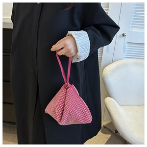 Nahaufnahme der rosaroten dreieckigen Handgelenktasche mit silbernen Strasssteinen