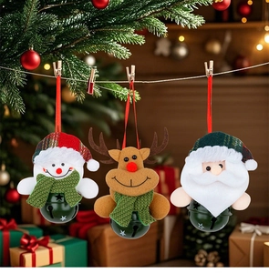 Détail des poupées de Noël avec cloches en métal vert foncé et clips en bois décoratifs