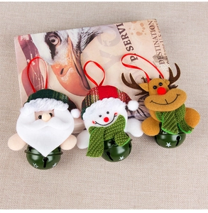 Détail de suspensions Père Noël et bonhomme de neige en peluche avec cloches vertes