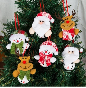 Dettaglio di ornamenti di Babbo Natale, pupazzo di neve e renne con campanelli bianchi