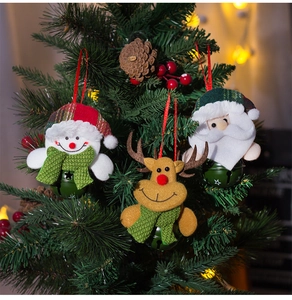 Gros plan de cloches de Noël avec Père Noël, élan et bonhomme de neige sur le sapin